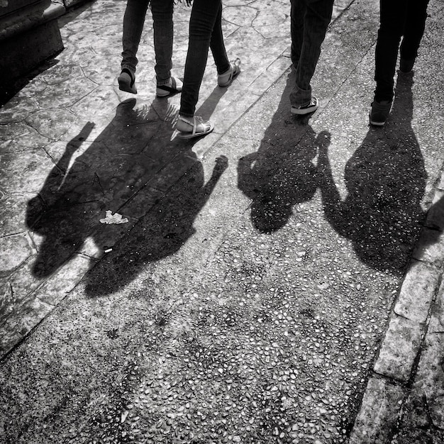 Foto ombra di persone sulla strada