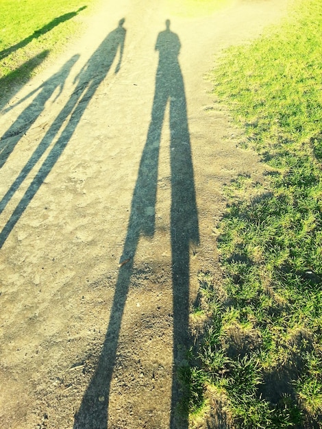 Foto ombra di persone in piedi sul sentiero