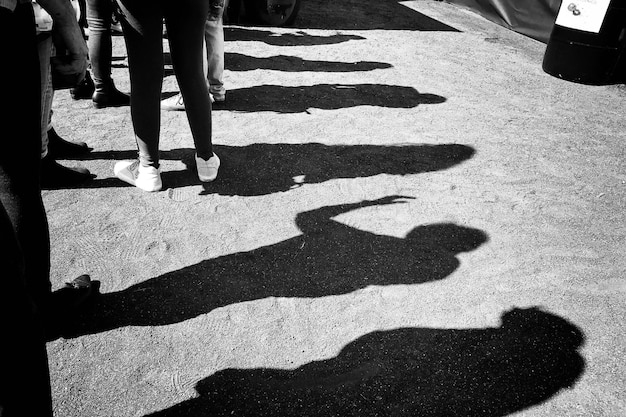 Photo shadow of people standing in queue