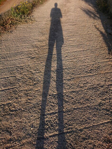 Foto ombra di persona sul campo