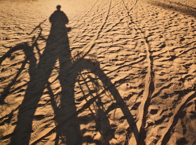 Foto ombra di una persona sulla sabbia