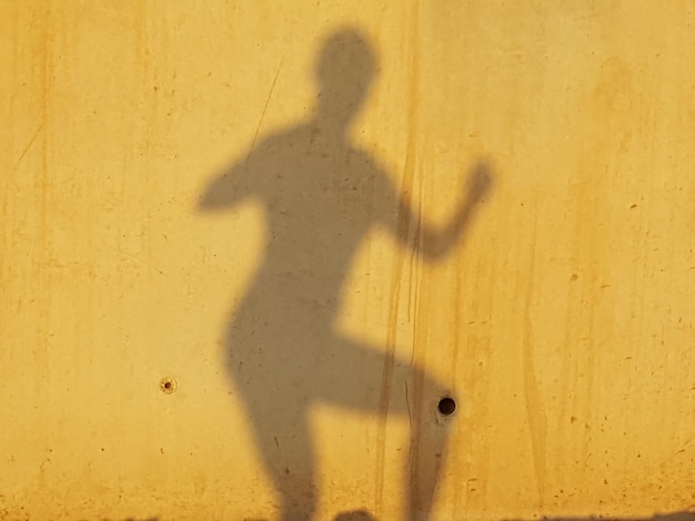 Photo shadow of person on wall during sunset