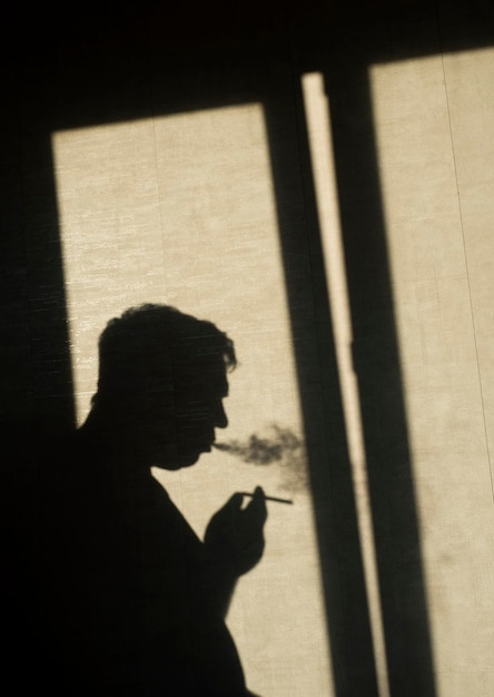 Foto ombra di un uomo che fuma