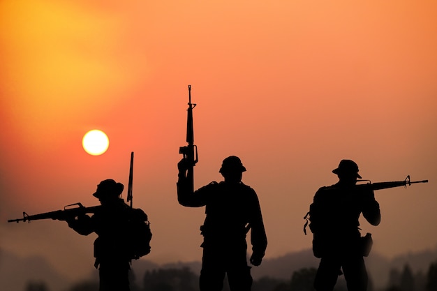 Photo the shadow of soldiers on the battlefield patrolling at sunset