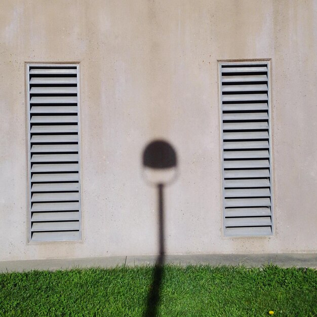 Foto ombra di luce stradale sull'edificio