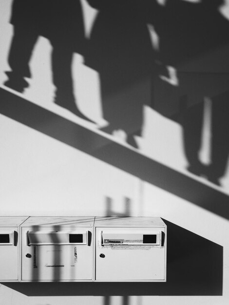 Photo shadow of train on railroad track