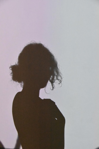 Photo shadow of woman dancing on wall