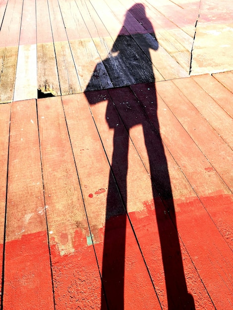 Photo shadow of woman on deck