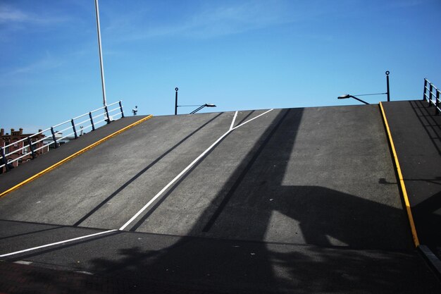 Photo shadow of woman on road