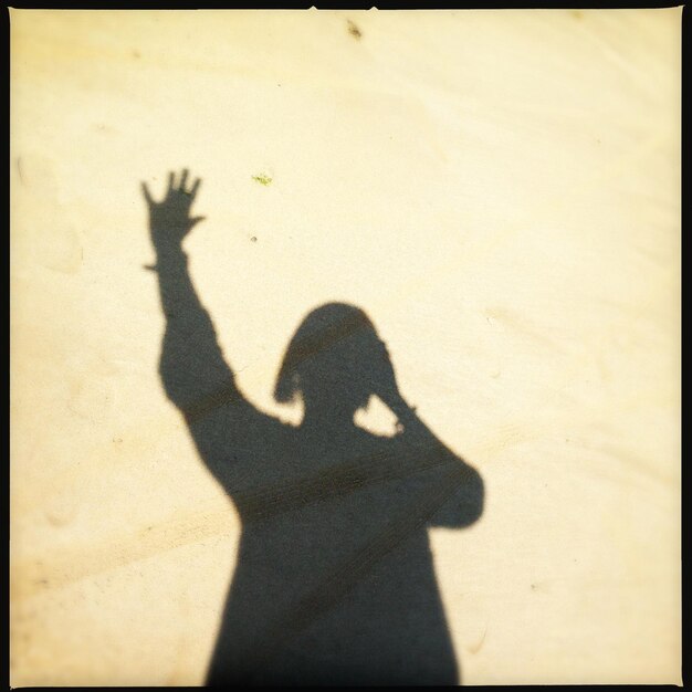 Photo shadow of woman on sand