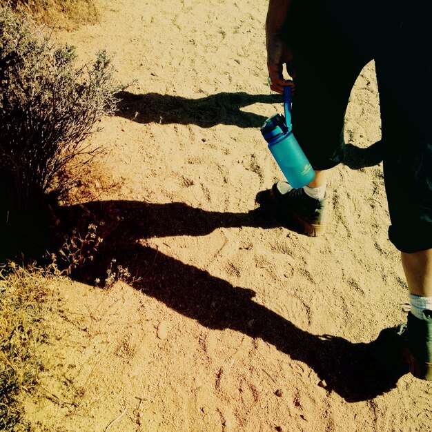 Foto ombra di una donna in piedi sul pavimento