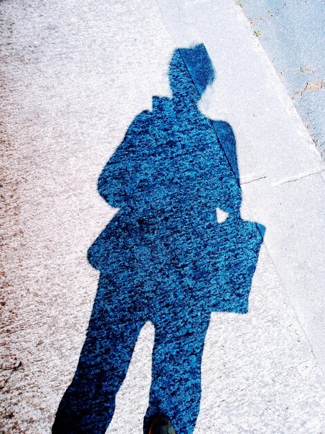 Photo shadow of woman standing on road