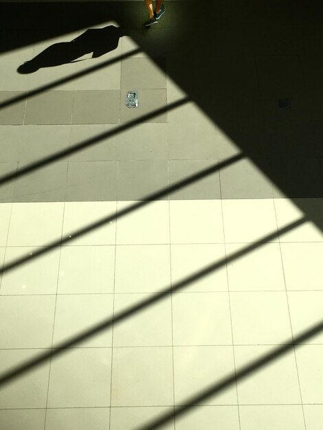 Photo shadow of woman on tiled floor