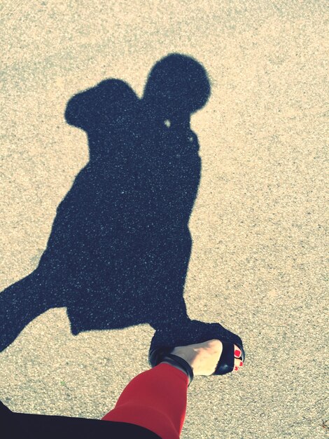 Photo shadow of woman walking on street