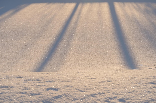 日光による雪面の影。抽象的な冬の背景。