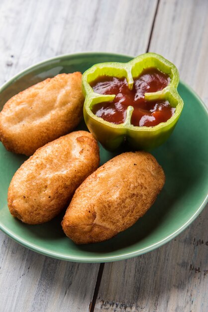 Shahi Bread Roll is een snel snackrecept uit India waarbij aardappel in een broodje wordt gestopt en vervolgens gefrituurd in olie