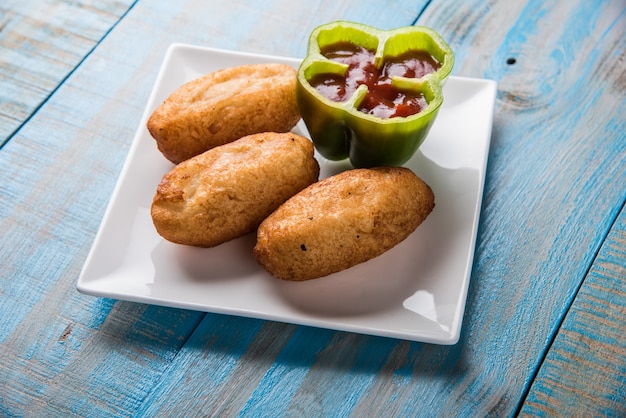 Shahi Bread Roll is een snel snackrecept uit India waarbij aardappel in een broodje wordt gestopt en vervolgens gefrituurd in olie