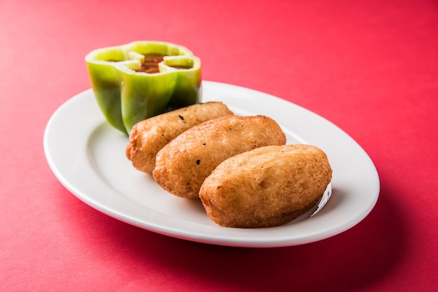 Shahi Bread Roll은 감자를 롤빵에 채우고 기름에 튀기는 인도의 간단한 스낵 레시피입니다.