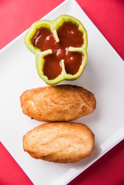 Foto shahi bread roll è una ricetta di snack veloce dall'india in cui la patata viene farcita in un rotolo di pane e poi fritta nell'olio