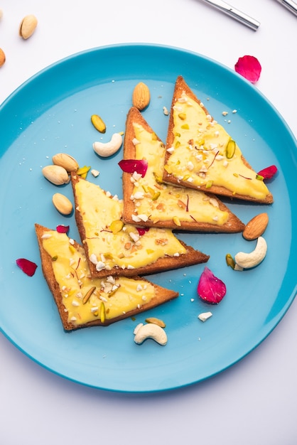 Shahi tukda of tukra ook bekend als dubbele ka meetha is een rijk en feestelijk Indiaas dessert gemaakt met brood, ghee, suiker, melk en noten