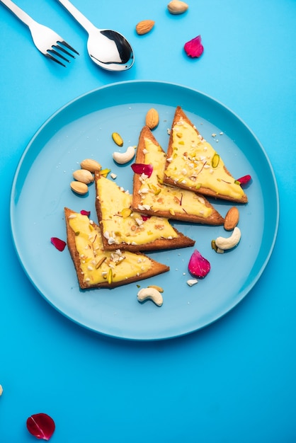 Shahi tukda of tukra ook bekend als dubbele ka meetha is een rijk en feestelijk Indiaas dessert gemaakt met brood, ghee, suiker, melk en noten