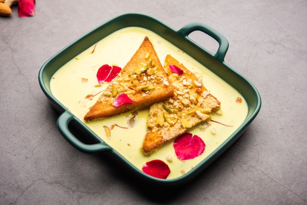 Shahi tukda of tukra ook bekend als dubbele ka meetha is een rijk en feestelijk Indiaas dessert gemaakt met brood, ghee, suiker, melk en noten