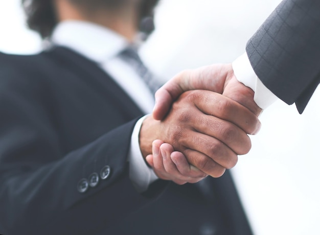 Рукопожатие согласовано между двумя мужчинами в бизнесе