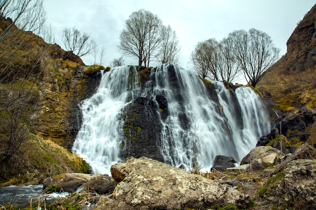 Shakiwaterval met rots in Armenië