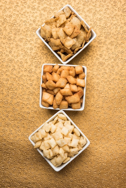 Photo shakkarpara or shankarpali or shankarpaleãâãâ is diamond shape traditional homemade indian gujarati or maharashtrian holiday sweet snack food