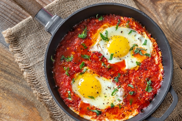 Shakshouka geserveerd in een koekenpan