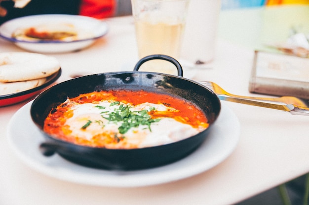 Photo shakshouka in pan