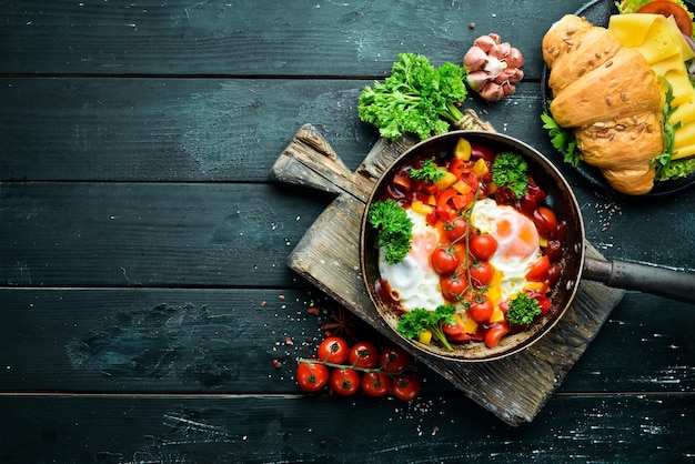 Shakshuka Eieren met tomaten en groenten in een koekenpan Ontbijt Bovenaanzicht Vrije ruimte voor uw tekst