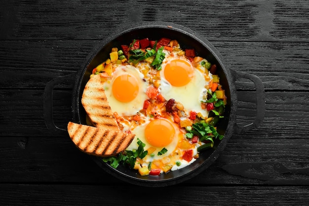 Shakshuka uova fritte con verdure in padella vista dall'alto cucina tradizionale israeliana