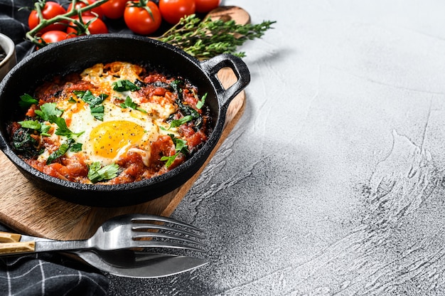 Shakshuka in een pan met verse ingrediënten