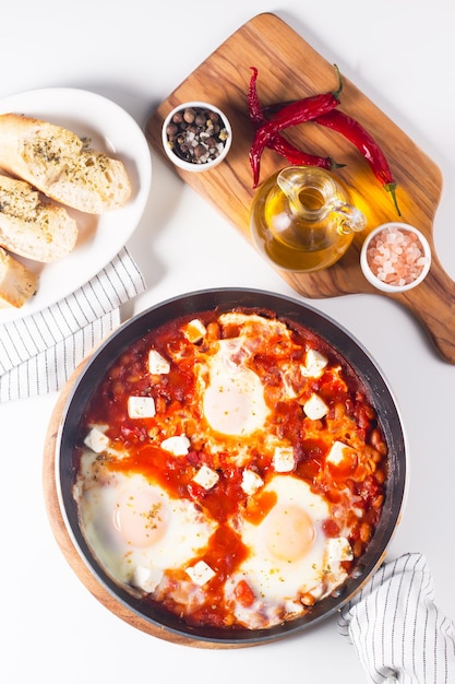 Photo shakshuka made of poached eggs in tomato pepper sauce