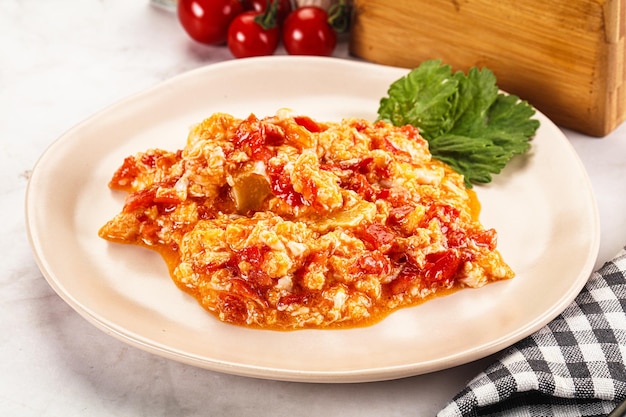 Shakshuka met tomaten voor het ontbijt