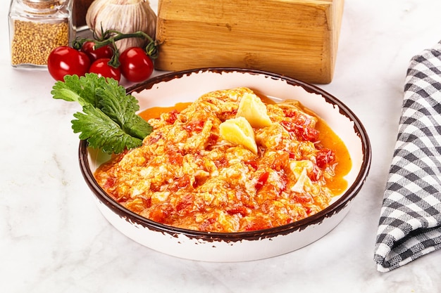 Shakshuka met tomaten voor het ontbijt