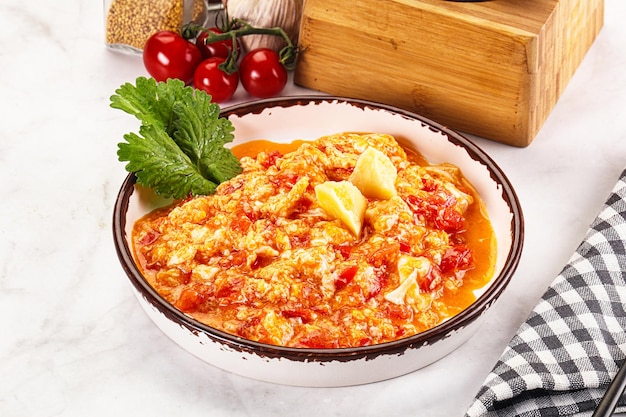 Shakshuka met tomaten voor het ontbijt