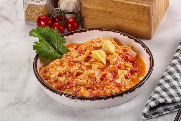 Shakshuka met tomaten voor het ontbijt