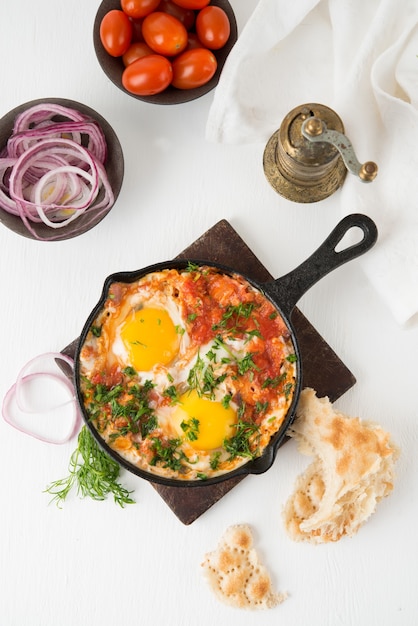 Photo shakshuka-a traditional arabic dish made of eggs, peppers and tomatoes