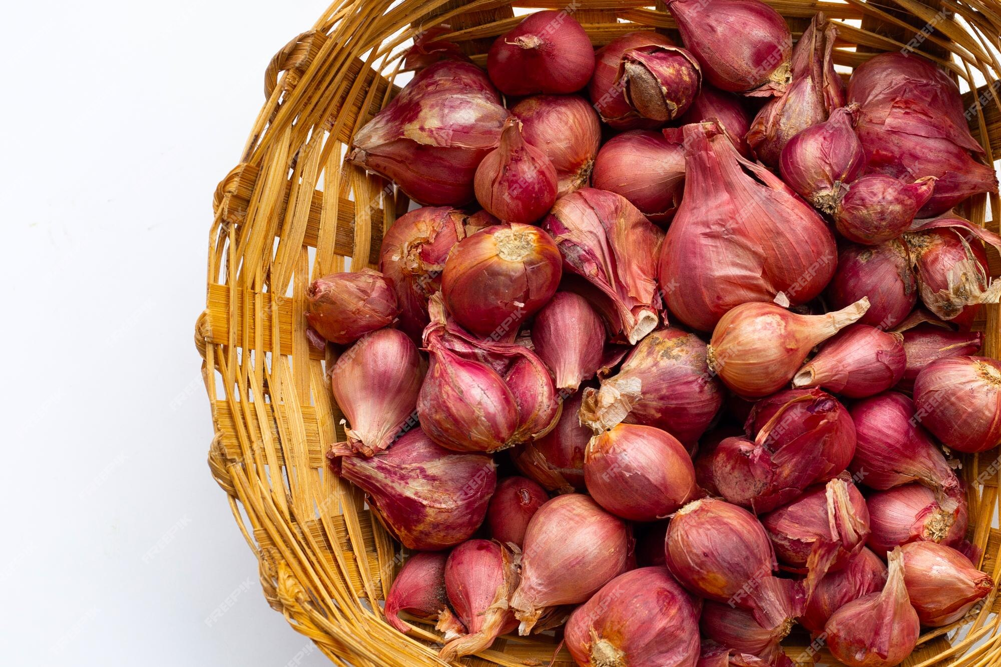 Premium Photo  Shallots onion in bamboo plate