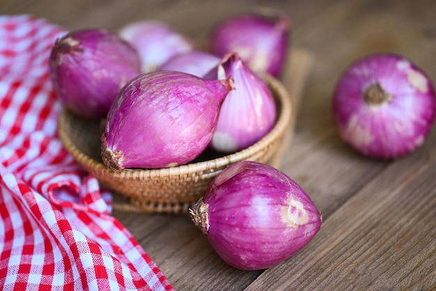 Scalogno o cipolla rossa scalogno viola su cesto scalogno fresco per medicinali o erbe e spezie cibo tailandese a base di questo scalogno crudo