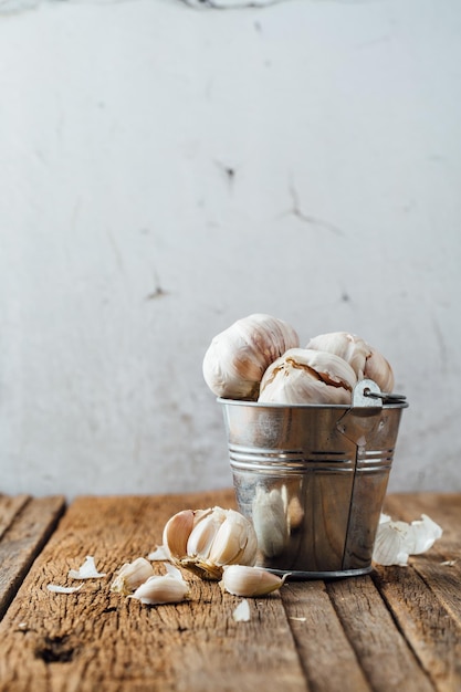 Scalogno con aglio su tavola di legno