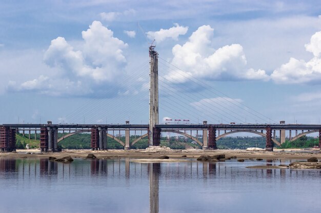 Foto rapidi poco profondi del dnipro vicino alla centrale elettrica di zaporizhzhya e all'isola di khortytsia