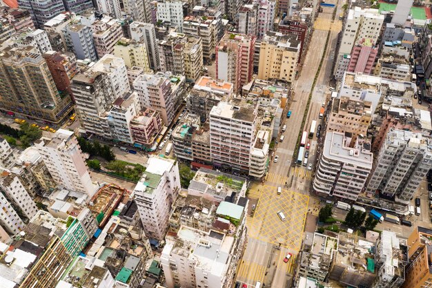 深水埗、香港 2018 年 8 月 28 日:-香港のダウンタウン上空を飛ぶドローン