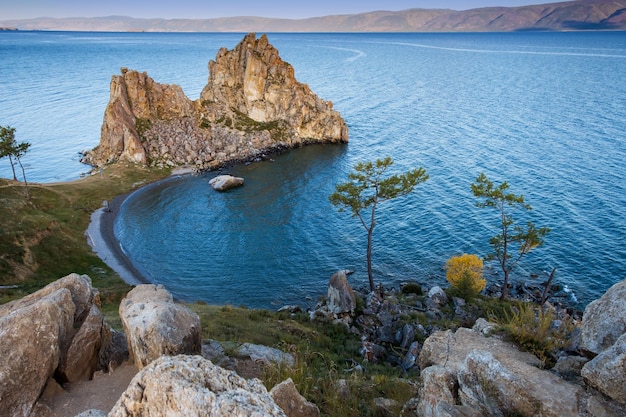 9月のバイカル湖のロシアのシベリアのオリホン島のクジル近くのバイカル湖のシャマンカロック...