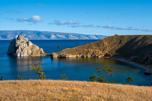 Roccia di shamanka sul lago baikal vicino al villaggio di khuzhir sull'isola di olkhon a settembre siberia russia lake