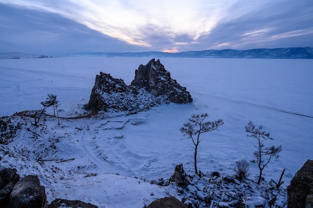 샤만카 바위 해가 지는 올콘 섬 눈과 얼음의 겨울