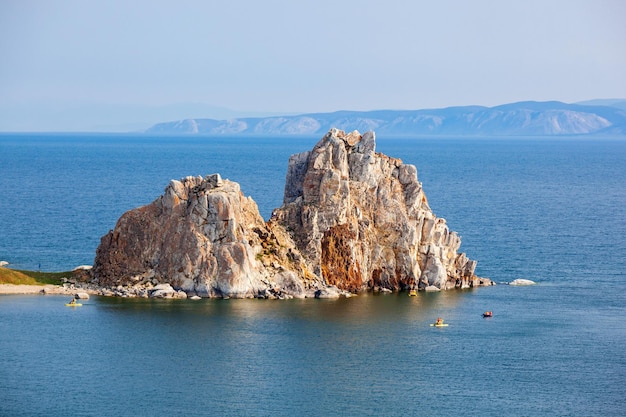 Шаманка (Скала Шаманов) на озере Байкал недалеко от Хужира на острове Ольхон в Сибири, Россия. Озеро Байкал - самое большое пресноводное озеро в мире.