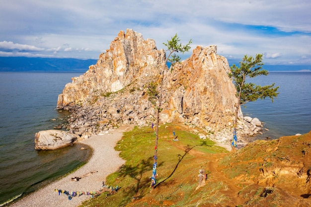 Shamanka (Sjamanenrots) op Baikal-meer dichtbij Khuzhir bij Olkhon-eiland in Siberië, Rusland. Het Baikalmeer is het grootste zoetwatermeer ter wereld.